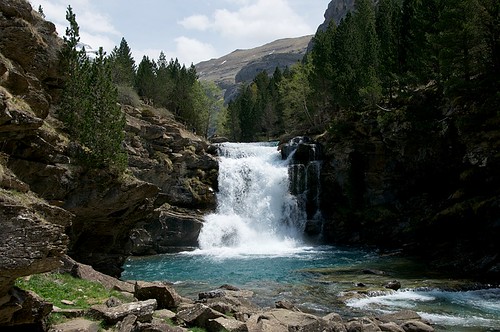 Waterfall_in_Ordesa.jpg