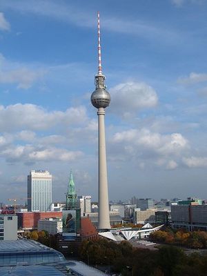 450px-Berliner_Fernsehturm_from_Berliner_Dom.jpg